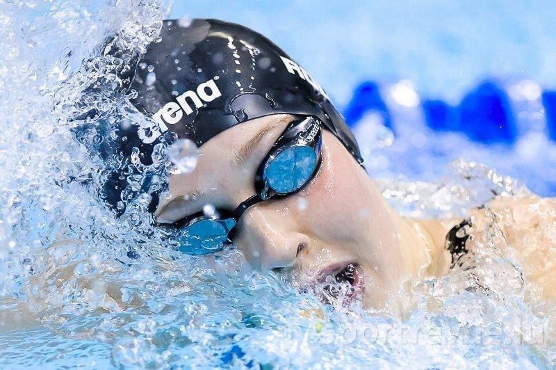 Sarah beim Kraulschwimmen im Wettkampf